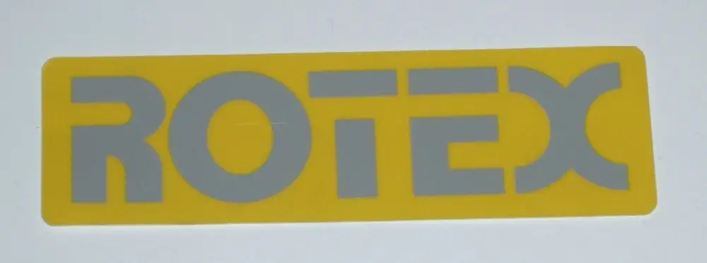 Logo von Daikin ROTEX auf gelbem Hintergrund mit grauem Schriftzug.